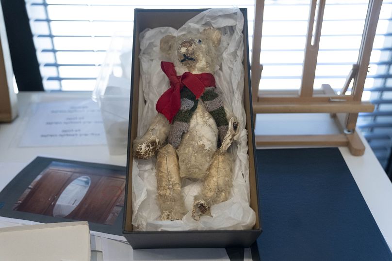 Un ours en peluche est exposé dans un laboratoire de conservation des textiles lors de l'inauguration du Moshal Shoah Legacy Campus et du David and Fela Shapell Family Collections Center