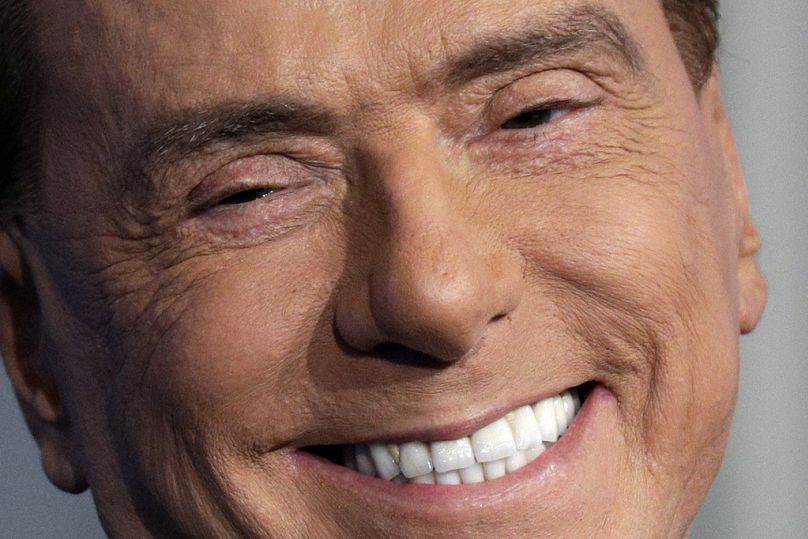 L'ancien Premier ministre italien et chef du parti Forza Italia, Silvio Berlusconi, sourit lors de l'enregistrement d'un talk-show télévisé à Rome en 2018