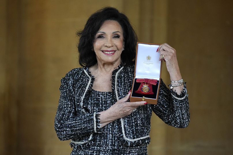 Dame Shirley Bassey après avoir été nommée Compagnon d'Honneur