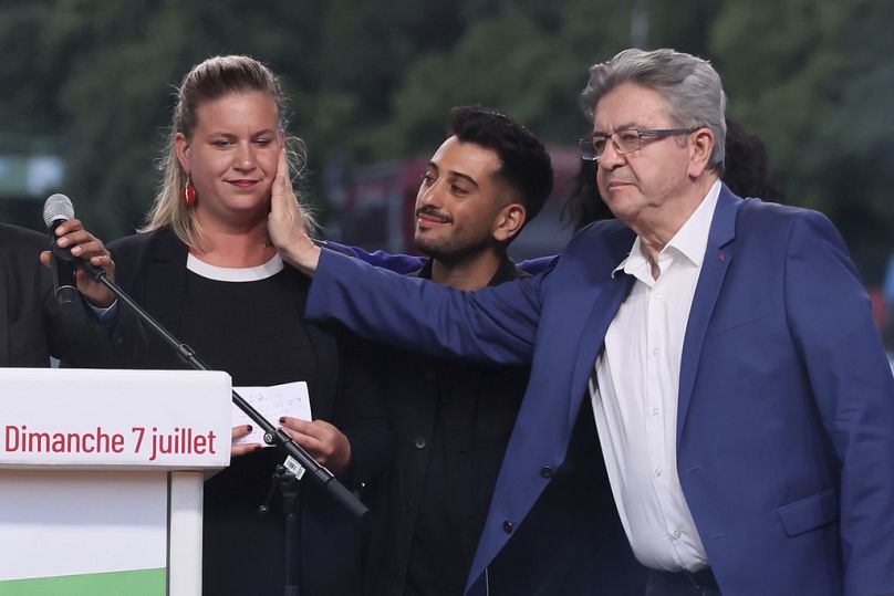 Jean-Luc Mélenchon, fondateur de France Unbowed, un parti d'extrême gauche, touche Mathilde Panot, ancienne cheffe de son groupe à l'Assemblée nationale à Paris, le 7 juillet 2024