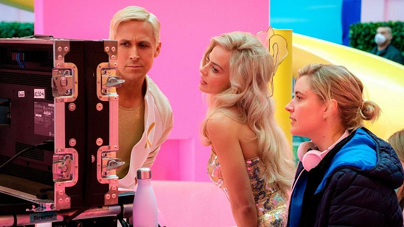 (De gauche à droite) Ryan Gosling, Margot Robbie et Greta Gerwig sur le tournage de « Barbie »