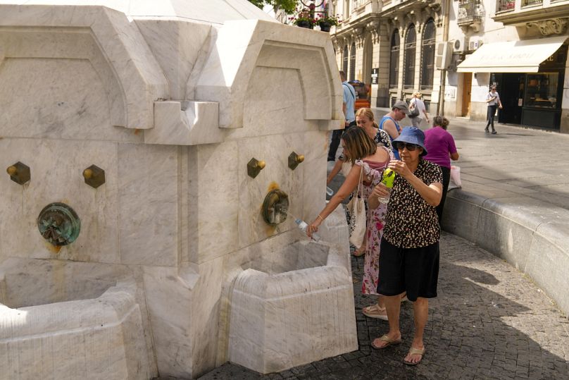 Une chaleur extrême frappe l'Europe : les habitants et les touristes remplissent leurs bouteilles d'eau à une fontaine publique à Belgrade, en Serbie