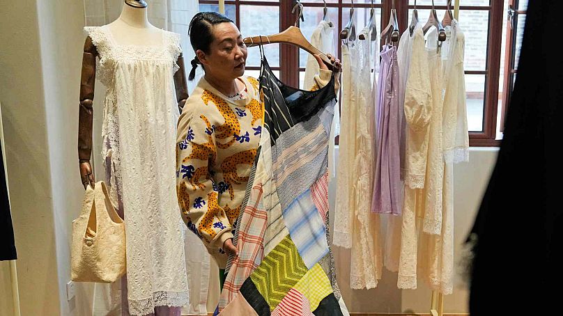 Zhang Na, dont la marque de mode, Reclothing Bank, vend des vêtements, des sacs et d'autres accessoires fabriqués à partir de matériaux tels que des bouteilles en plastique, des filets de pêche et des sacs de farine