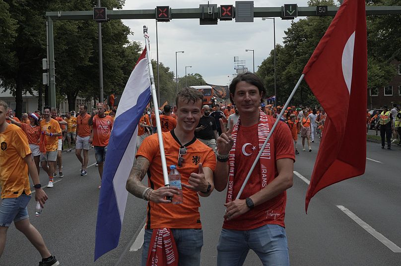 Un supporter néerlandais et un supporter turc lors de la marche des supporters néerlandais à Berlin.