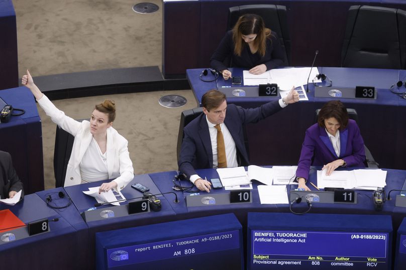 Les législateurs de l'Union européenne votent une loi sur l'intelligence artificielle au Parlement européen, en mars 2024