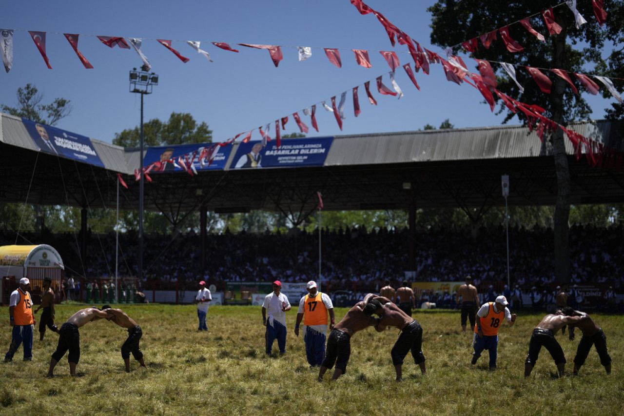 Les lutteurs s'affrontent lors du 663e championnat annuel de lutte à l'huile historique de Kirkpinar