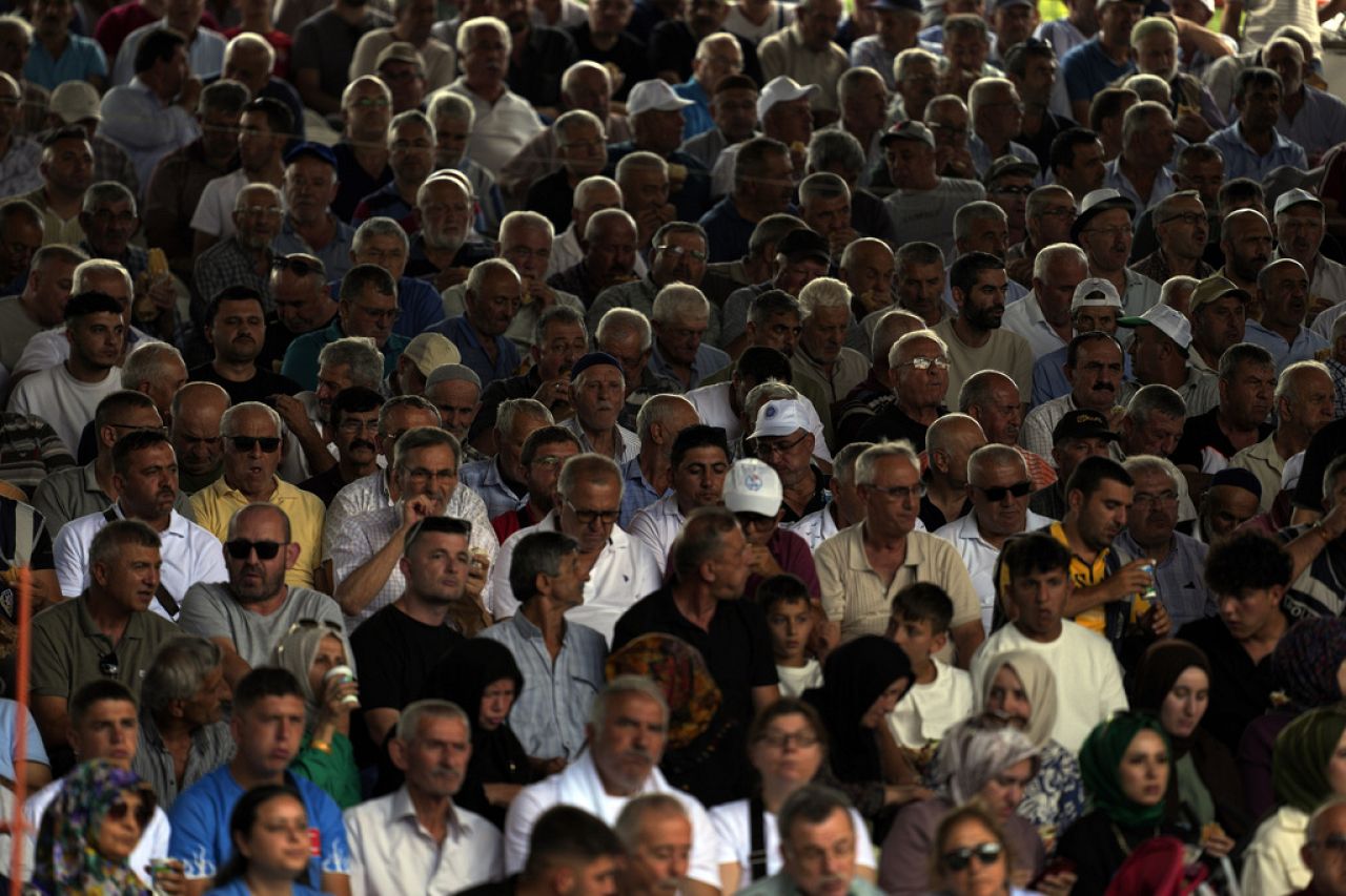 Les spectateurs regardent les rounds de lutte lors du 663e championnat annuel de lutte à l'huile historique de Kirkpinar