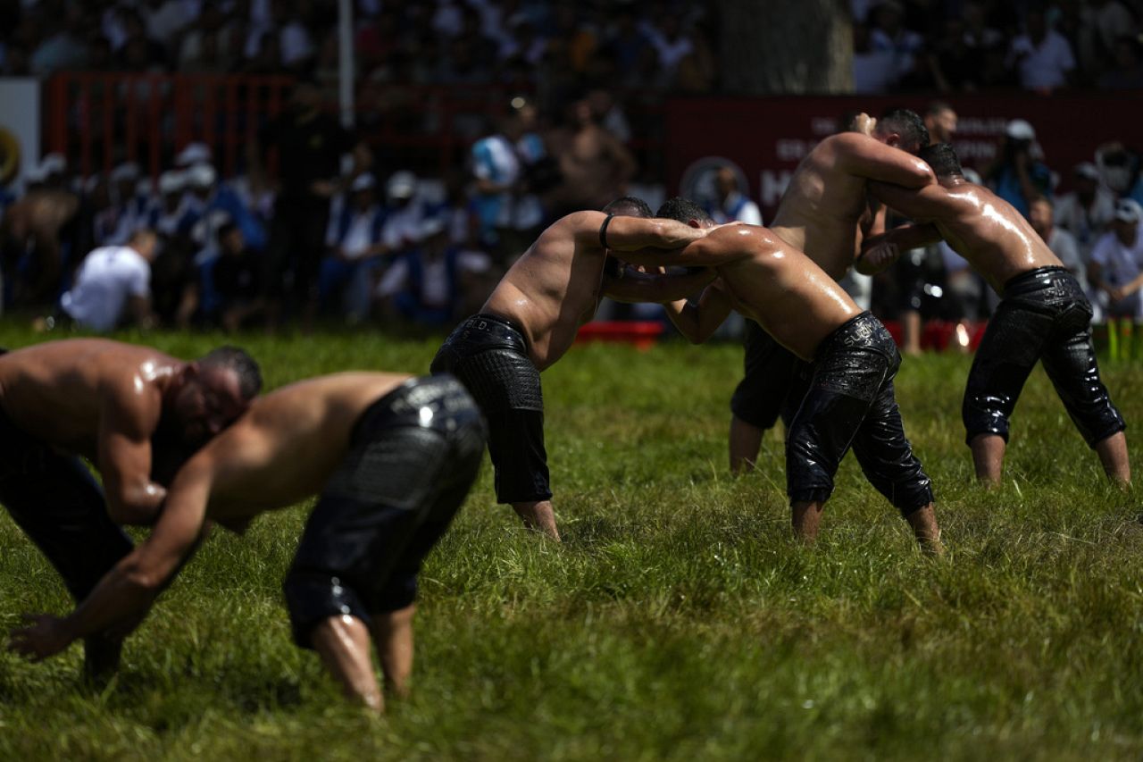 Les lutteurs s'affrontent lors du 663e championnat annuel de lutte à l'huile historique de Kirkpinar