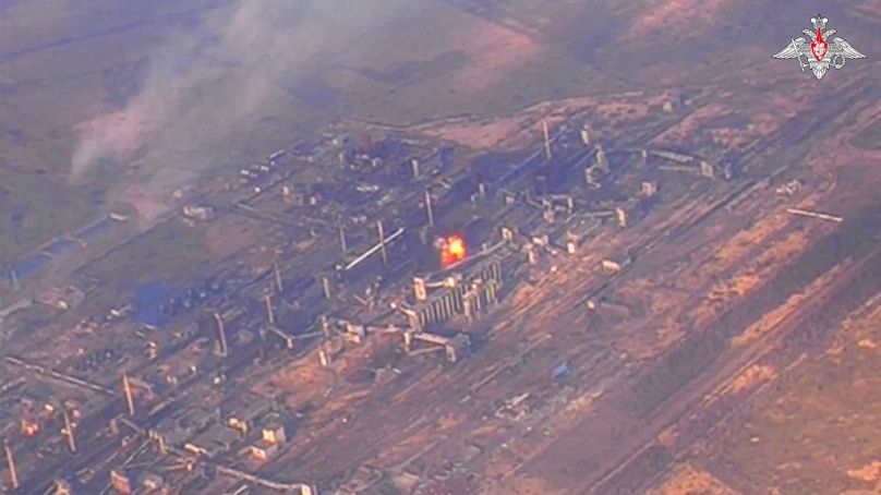 Cette photo tirée d'une vidéo publiée par le service de presse du ministère russe de la Défense le lundi 19 février 2024, montre une vue aérienne de l'usine de coke et de produits chimiques d'Avdiivka, à l'est de la ville. 