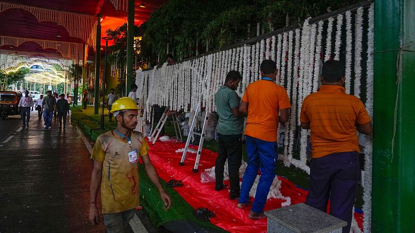 Les ouvriers décorent le lieu avant le mariage du fils du milliardaire Mukesh Ambani, Anant Ambani, avec Radhika Merchant au Jio World Convention Centre