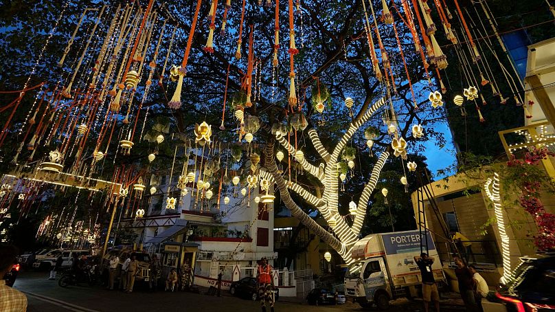 Le manoir Antilia, la maison du milliardaire Mukesh Ambani, alors qu'il est illuminé avant le mariage de son fils Anant Ambani et de Radhika Merchant à Mumbai, en Inde