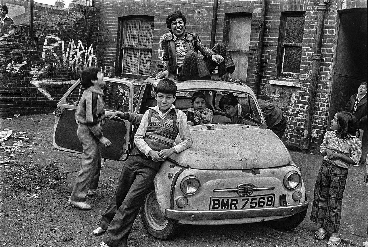 David Hoffman, les enfants jouent avec une voiture à Fieldgate Mansions