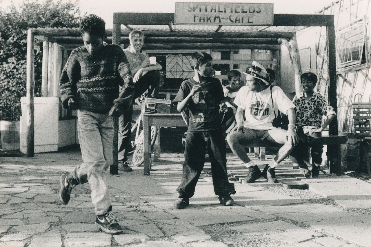 Daniele Lamarche, Deux garçons dansant au son de la musique à la radio à Spitalfields Farm, Tower Hamlets, années 1990