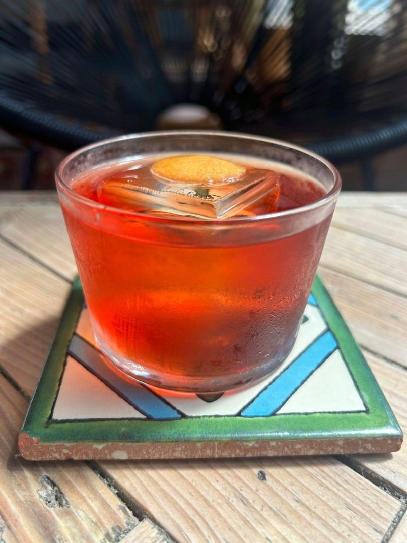 Cocktail Mezcal Negroni de Hacha Brixton à Londres. 