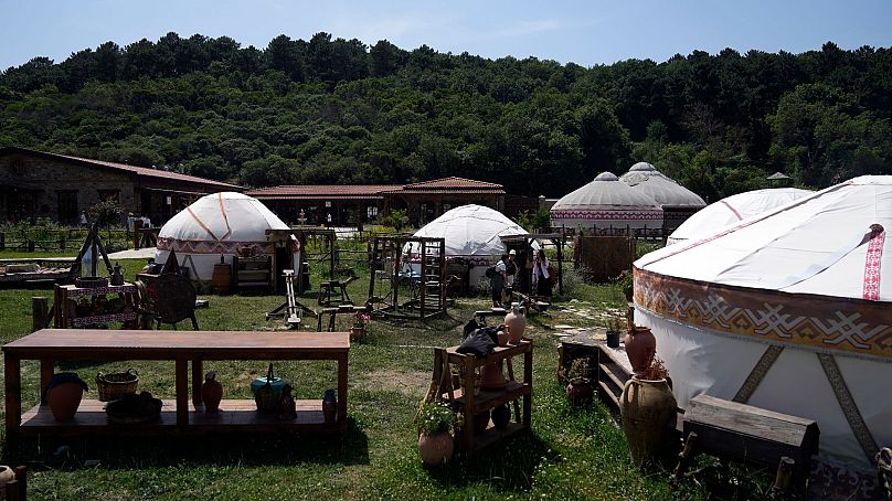 Des touristes visitent le studio de cinéma en plein air de Bozdag à Istanbul, en Turquie, le 12 juin 2024. 