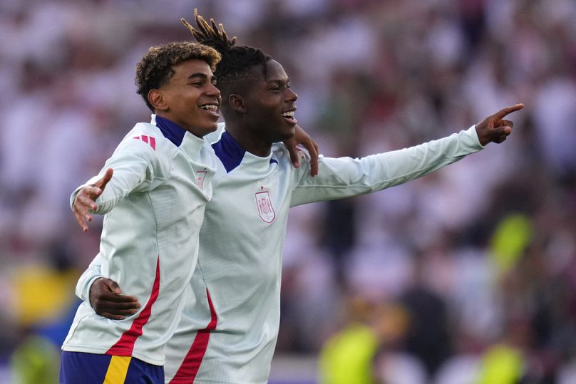 L'Espagnol Lamine Yamal, à gauche, et l'Espagnol Nico Williams célèbrent après un match de quart de finale entre l'Allemagne et l'Espagne lors de l'Euro 2024 à Stuttgart, en Allemagne