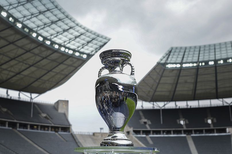 Le trophée de l'Euro 2024 de l'UEFA exposé au Stade olympique de Berlin