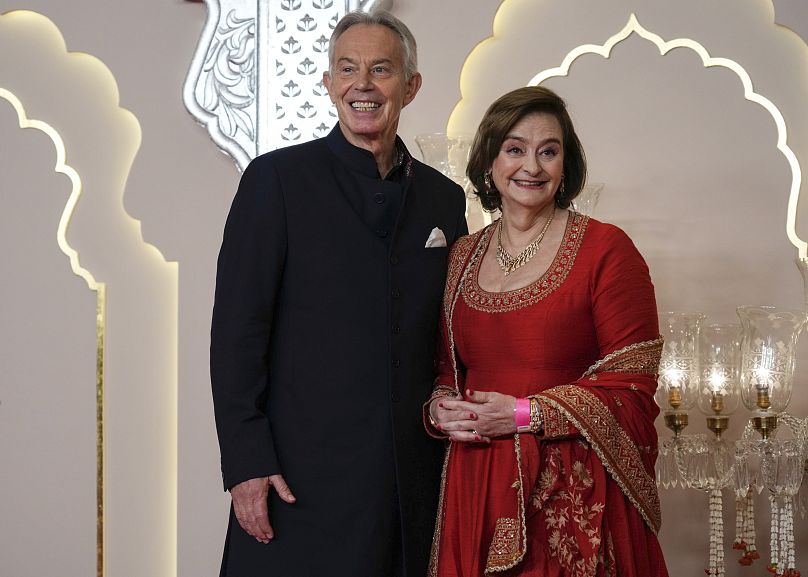 L'ancien Premier ministre britannique Tony Blair et son épouse Cherie lors du mariage à Mumbai, le 12 juillet 2024