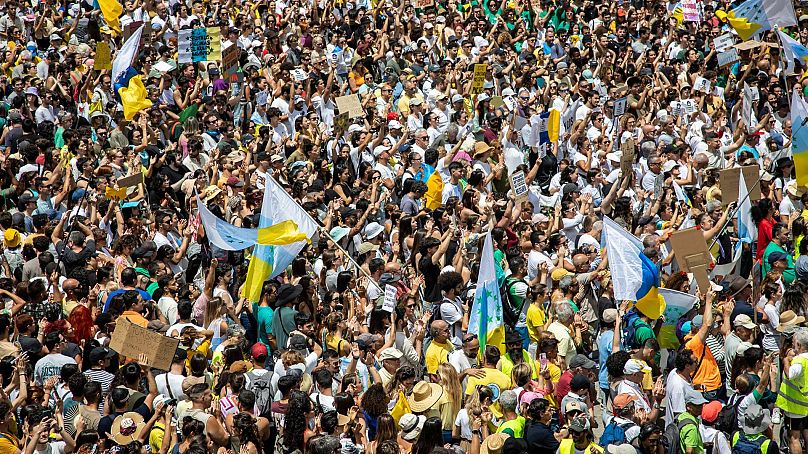 Une manifestation de masse contre le surtourisme qui affecte la population locale avec des logements inaccessibles entre autres à Las Palmas de Gran Canaria, Espagne, le 20 avril 2024.