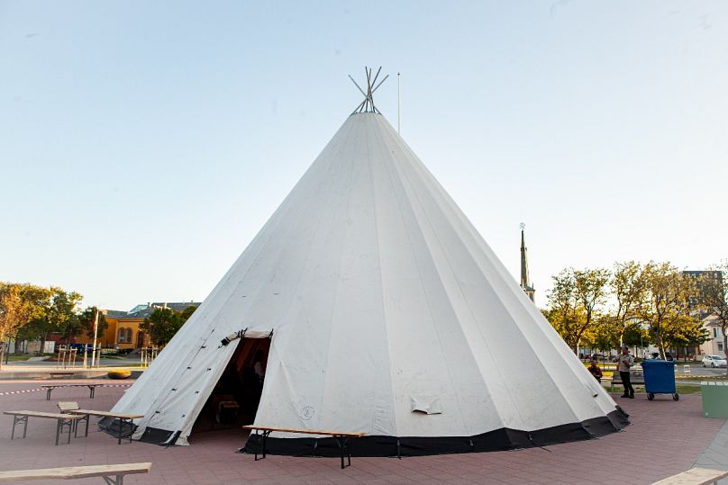 La nourriture traditionnelle est souvent servie dans un « lavvu » – ou tente traditionnelle sami