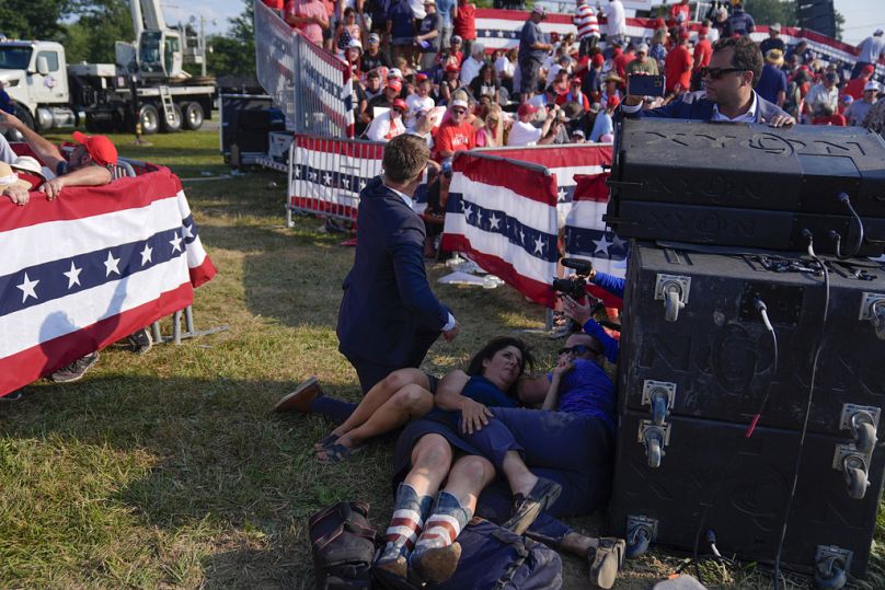 Les gens réagissent lors d'un rassemblement de campagne avec le candidat républicain à la présidence, l'ancien président Donald Trump