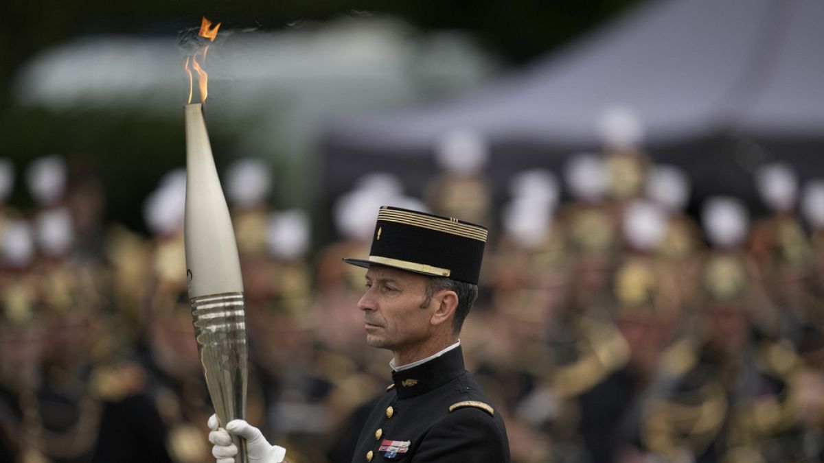 La torche olympique illumine le défilé militaire du 14 juillet en France