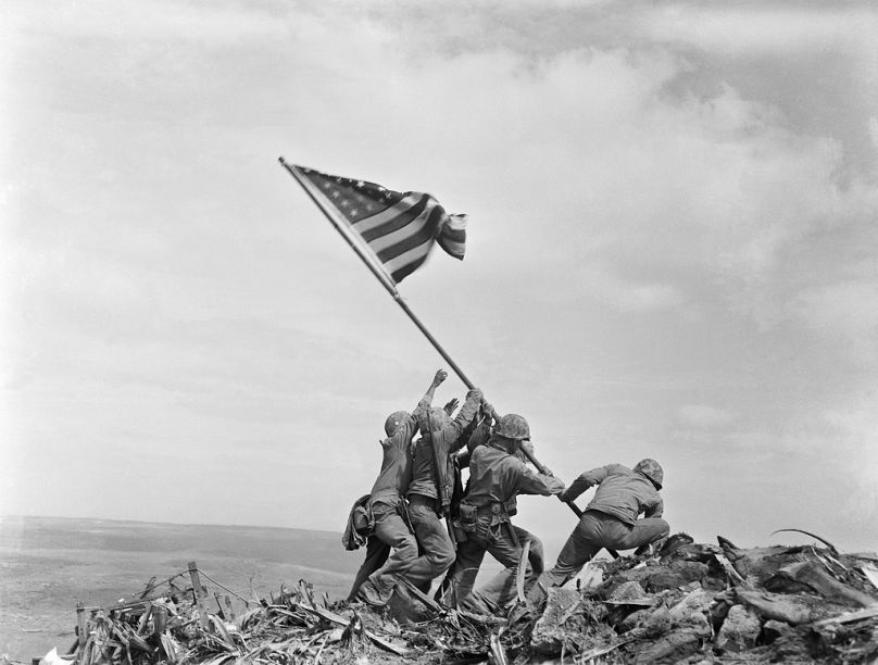 Des Marines américains du 28e régiment, 5e division, hissent un drapeau américain au sommet du mont Suribachi, Iwo Jima, Japon, le 3 février 1945.