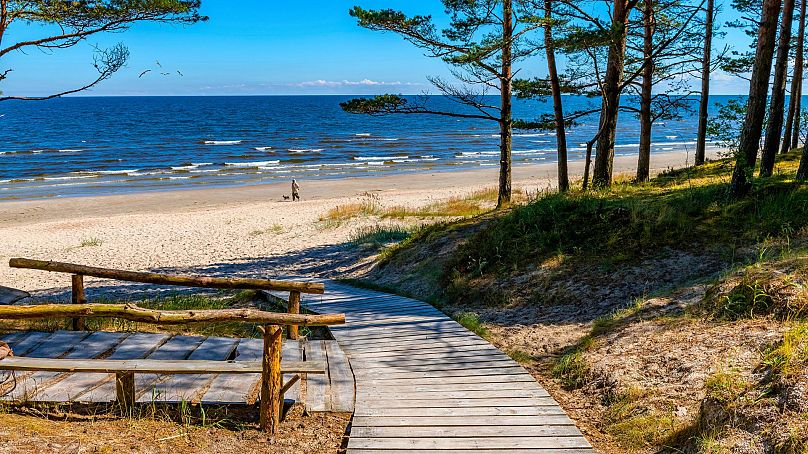 Jurmala est une ville populaire auprès des amateurs de plage en Lettonie.