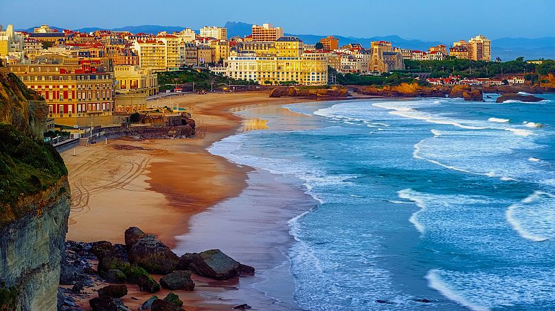 Biarritz en France offre le mélange parfait de plage et de ville.