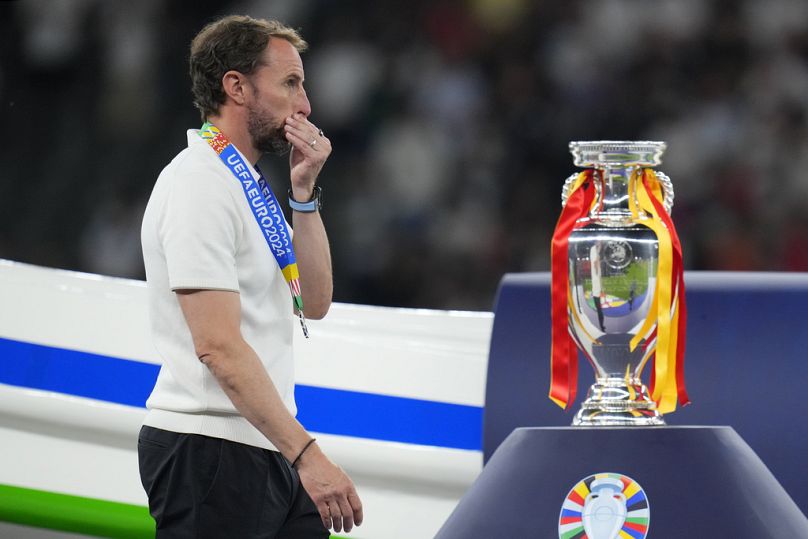 Le sélectionneur anglais Gareth Southgate passe devant le trophée de l'Euro 2024 après sa défaite en finale contre l'Espagne