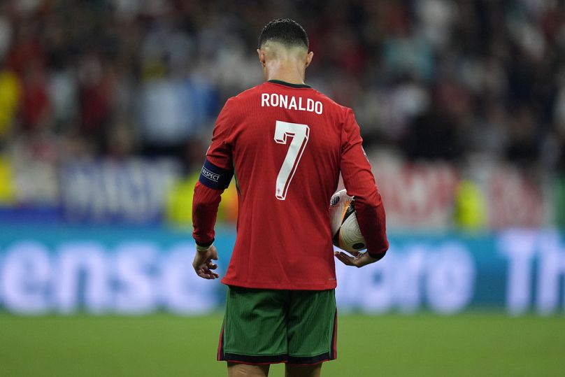 Le Portugais Cristiano Ronaldo se prépare à tirer un penalty lors du huitième de finale entre le Portugal et la Slovénie à l'Euro 2024