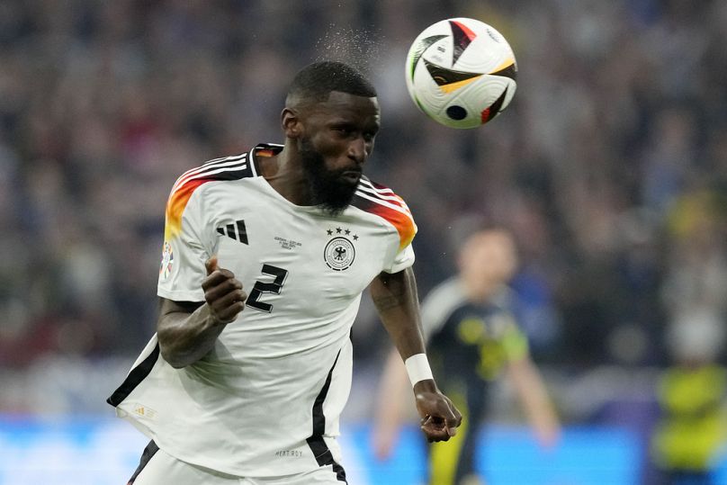 L'Allemand Antonio Rudiger marque de la tête lors d'un match du groupe A entre l'Allemagne et l'Écosse à l'Euro 2024