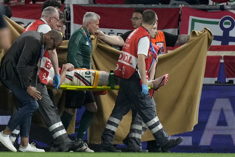 Le Hongrois Barnabas Varga est allongé sur une civière après avoir été blessé lors d'un match du groupe A entre l'Écosse et la Hongrie lors du tournoi Euro 2024 à Stuttgart, en Allemagne.