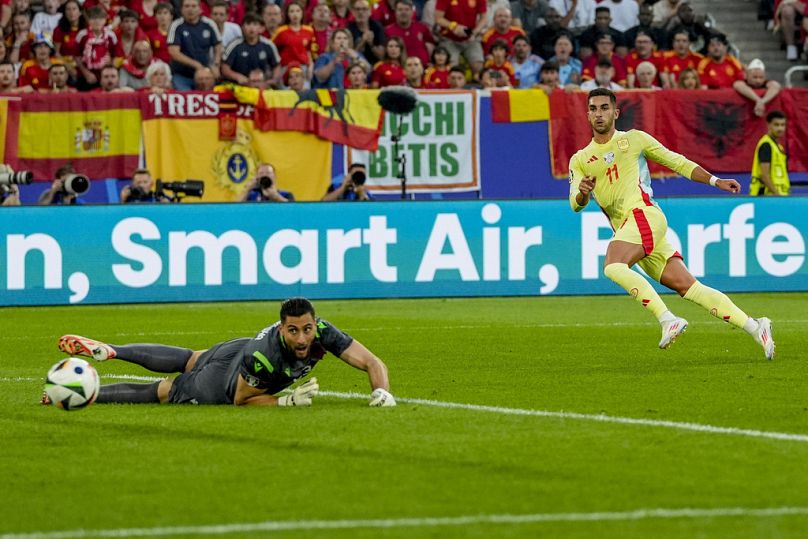 L'Espagnol Ferran Torres, à droite, marque le premier but de son équipe lors d'un match du groupe B entre l'Albanie et l'Espagne