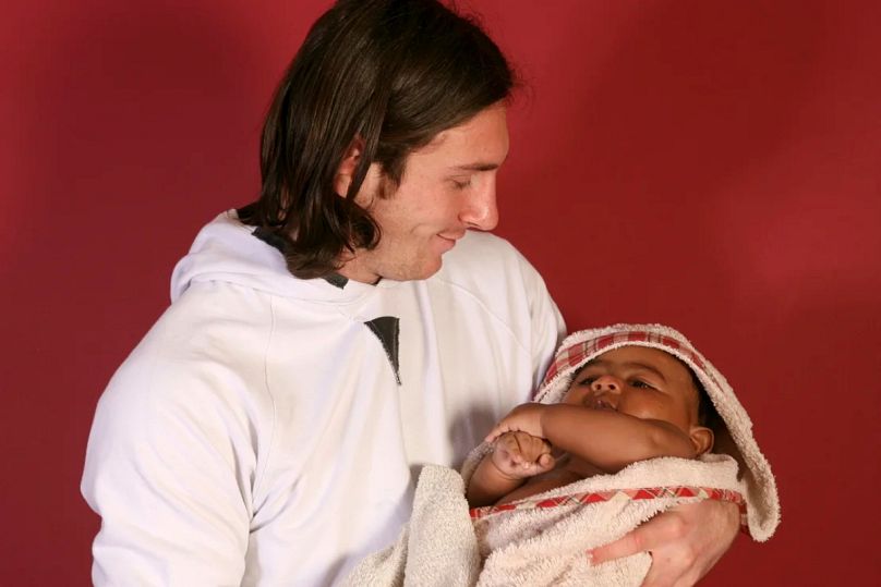 Lionel Messi tient un bébé Lamine Yamal pour la séance photo en 2007