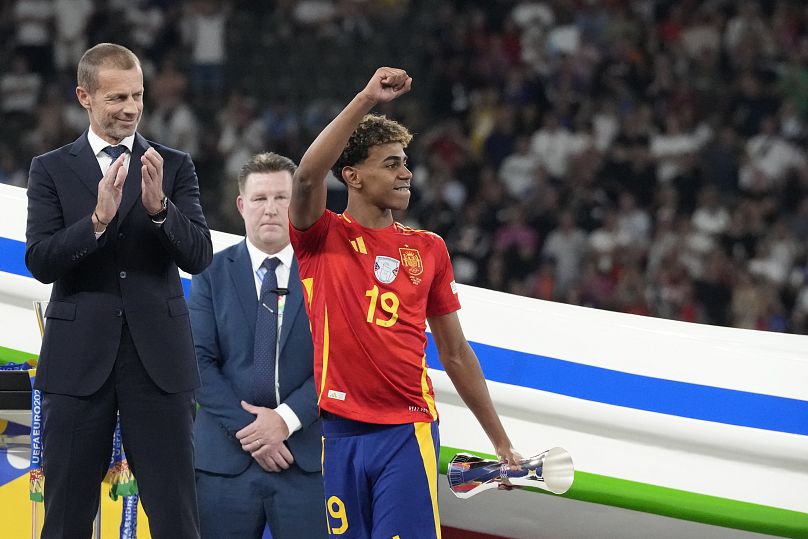 L'Espagnol Lamine Yamal après avoir remporté le match final entre l'Espagne et l'Angleterre à l'Euro 2024 à Berlin - Photographié ici avec le prix du meilleur jeune joueur - Dimanche 14 juillet