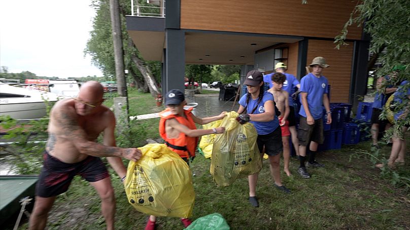 Environ 150 bénévoles ont participé à la collecte de gobelets en plastique sur la rivière Tisza