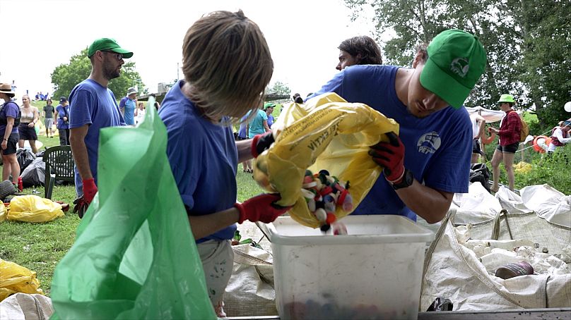 Une fois le plastique retiré de la rivière, il est trié et envoyé au recyclage.