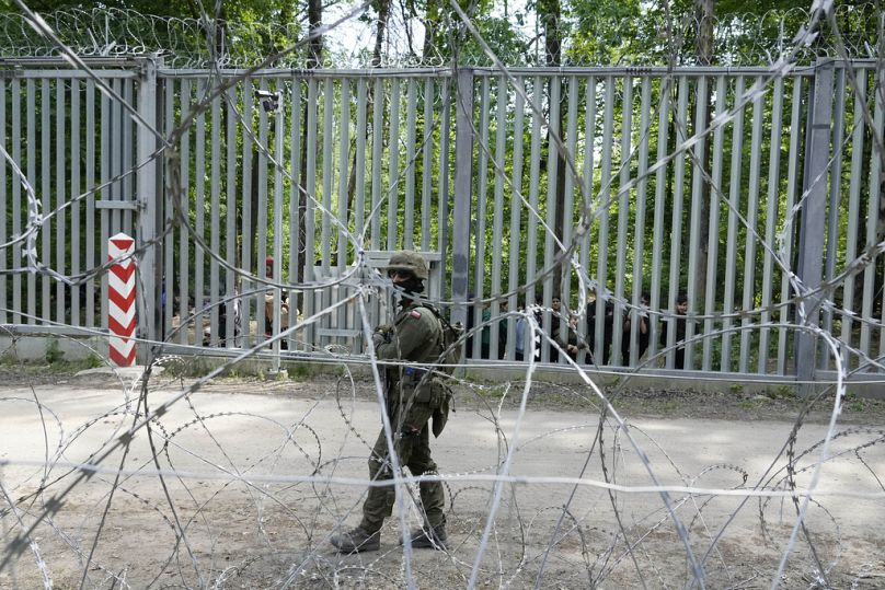 Un soldat polonais patrouille à la frontière avec la Biélorussie, dans la forêt de Bialowieza, en mai 2024