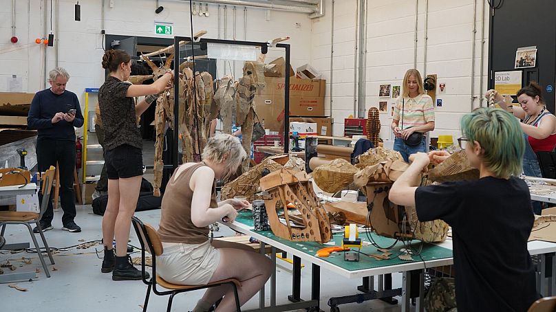 Plusieurs étudiants travaillent à la fabrication de marionnettes animales pour le projet The Herds au Wimbledon College of Arts de Londres