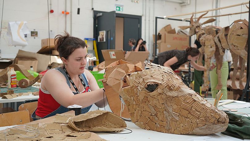 L'étudiante Faith Duffy travaille sur une tête de koudou en carton au Wimbledon College of Arts de Londres