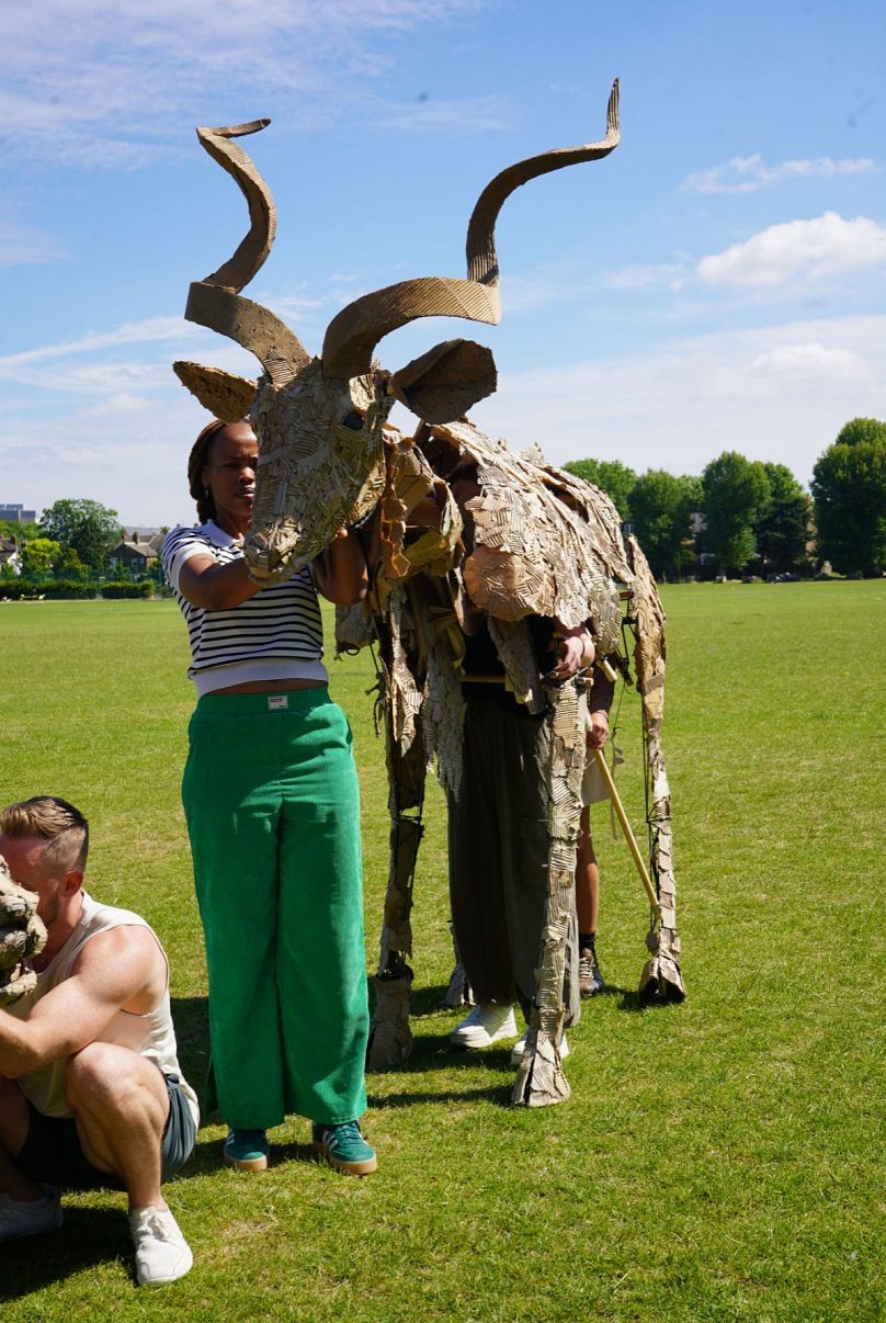 Une marionnette de koudou manipulée dans un parc dans le cadre de l'action The Herds