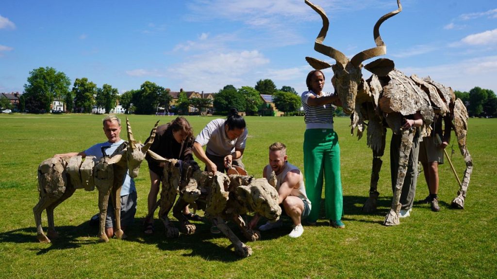 « Les troupeaux » : le projet artistique de marionnettes animales va parcourir 20 000 km à travers le monde