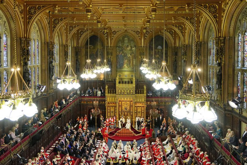 Le roi Charles III de Grande-Bretagne est assis aux côtés de la reine Camilla lors de l'ouverture officielle du Parlement au palais de Westminster à Londres, le mardi 7 novembre 2023.