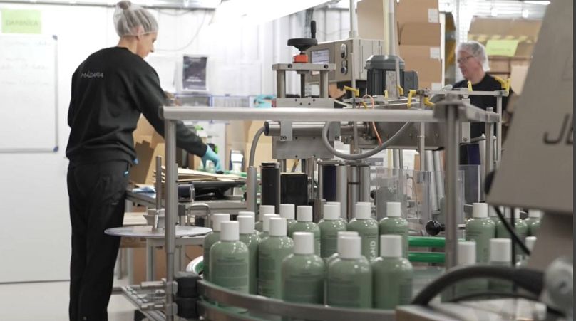 Emballage de produits cosmétiques dans l'usine MADARA, Riga