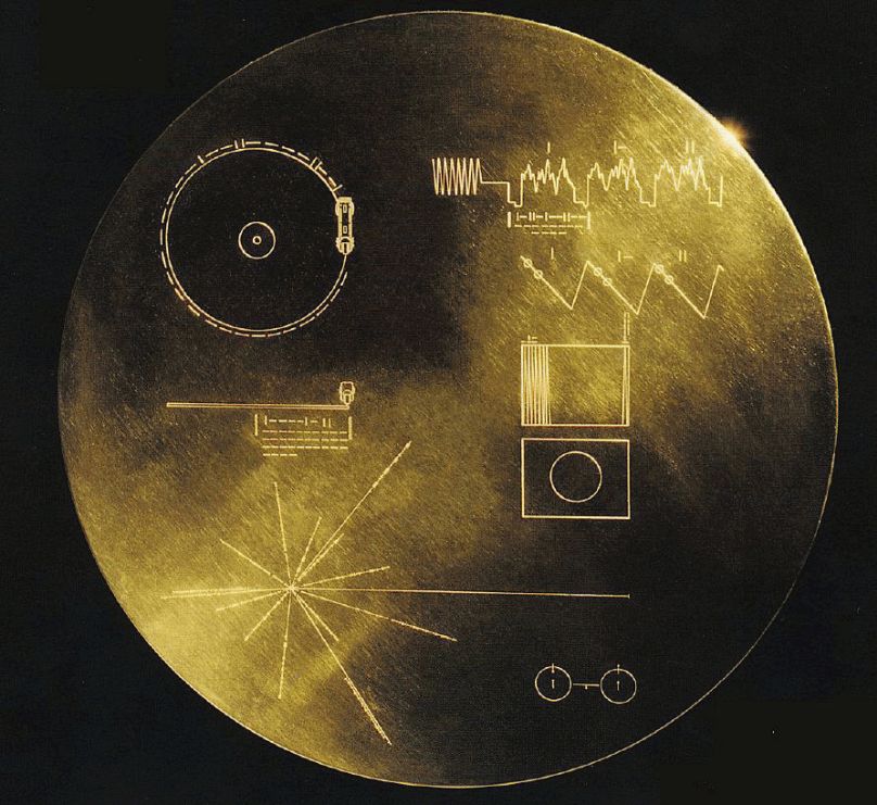 Le disque en cuivre plaqué or de 12 pouces que transportent les deux vaisseaux spatiaux Voyager.