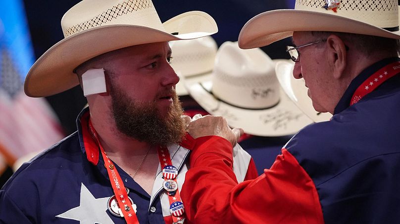 Un partisan de Trump portant un chapeau de cow-boy et un 