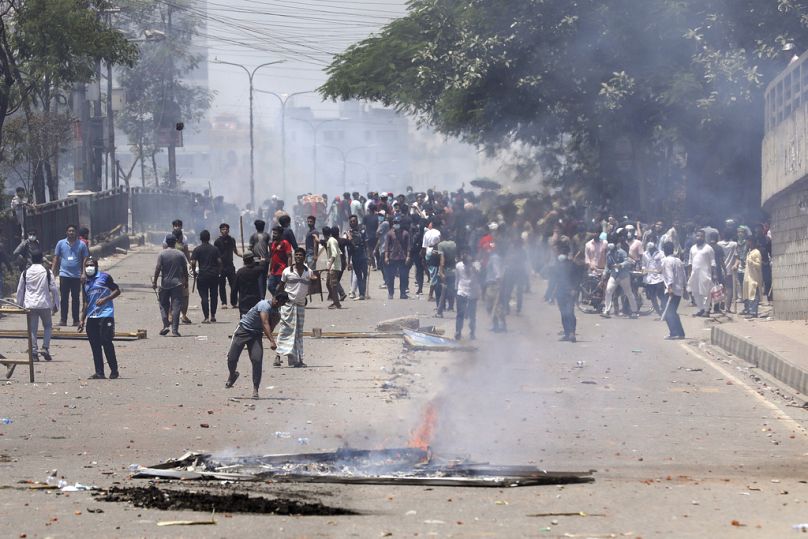 Des étudiants affrontent la police anti-émeute lors d'une manifestation contre un système de quotas pour les emplois gouvernementaux, à Dhaka, au Bangladesh, jeudi.