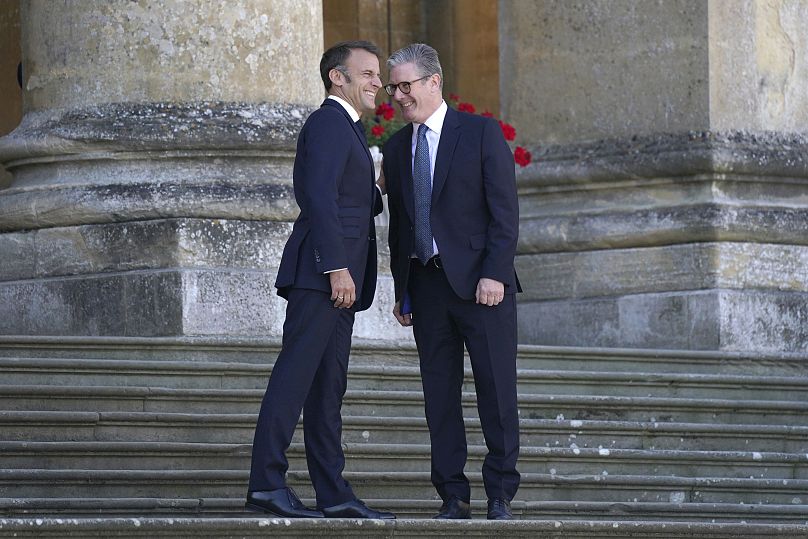 Le Premier ministre britannique Sir Keir Starmer, à droite, salue le président français Emmanuel Macron à son arrivée pour assister au sommet de la Communauté politique européenne