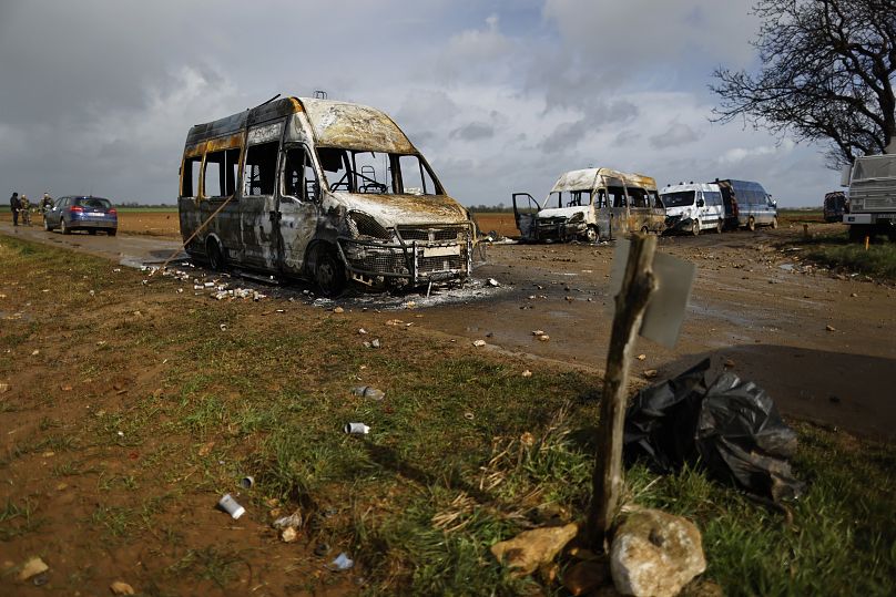 Des véhicules de police ont été incendiés par des manifestants contre le réservoir de Sainte-Soline l'année dernière.